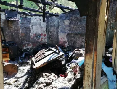 Пожар остави без дом 12 души от махалата на Втори километър край Смолян (СНИМКИ)