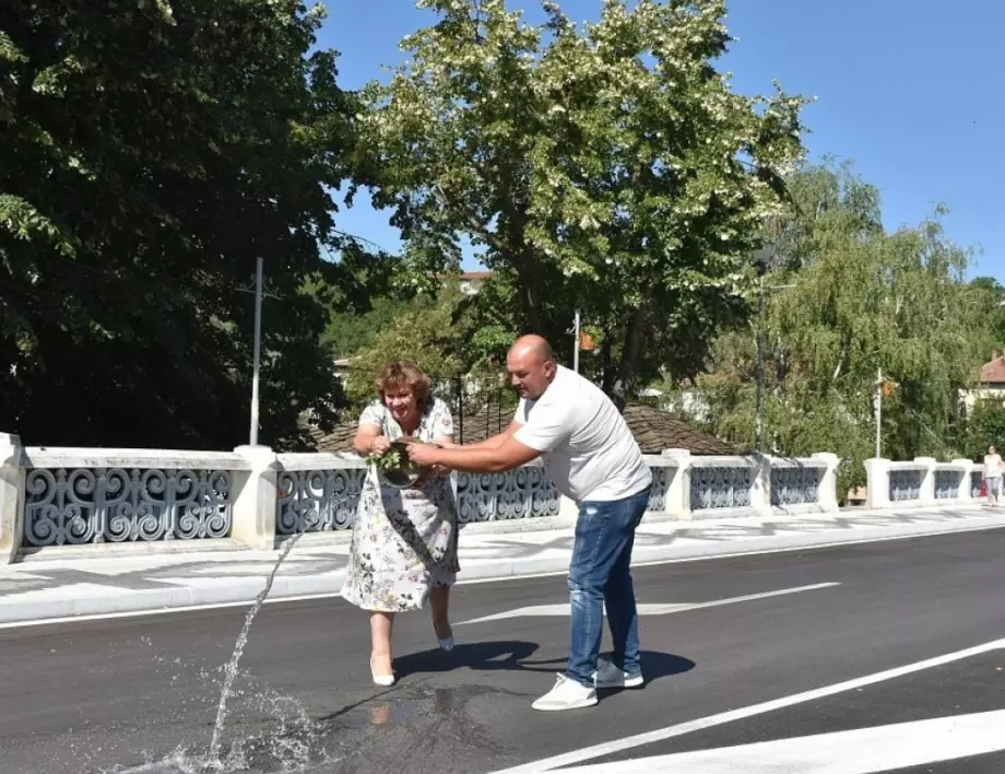 Със скромна церемония в Ловеч бе отбелязан краят на ремонта на Транспортния мост