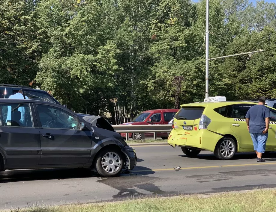 Три коли се удариха на бул. Цариградско шосе, образува се задръстване (СНИМКИ)