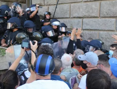 ТАСС: Полицията в София използва сълзотворен газ срещу протестиращите 