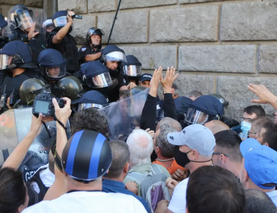 Протестиращи блокираха полицията с жива верига заради задържано и бито момче (ВИДЕО)