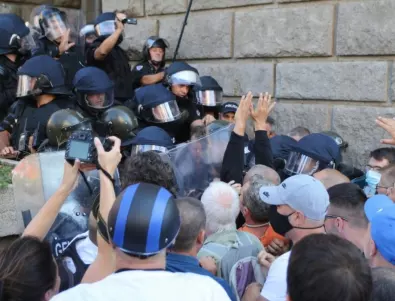 Предложение: Полицаите може да бият и обгазяват на протести, ако началник разреши изрично