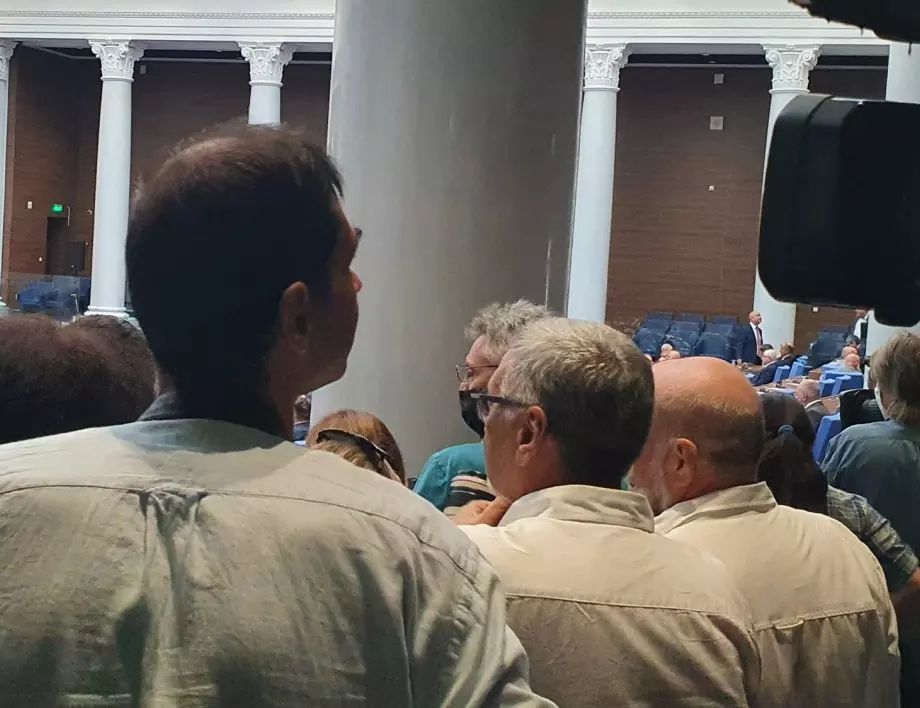 Връщат достъпа на журналистите до кулоарите на парламента