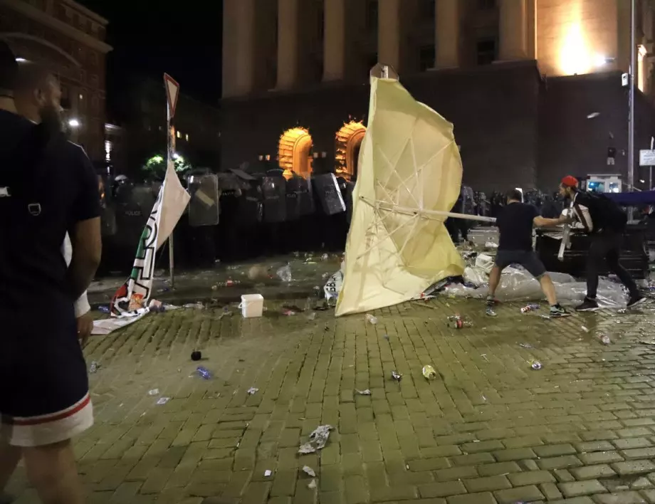 Ескалация на протеста: Камъни и бомбички полетяха срещу парламента (ВИДЕО)