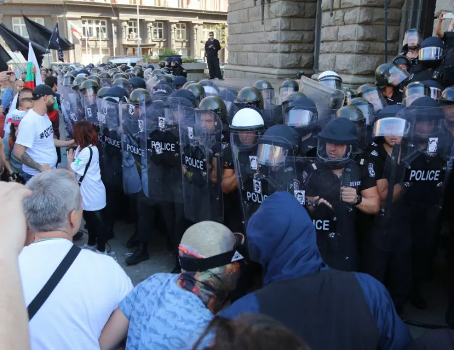 Протестиращи принудиха МВР да пусне арестуван човек (ВИДЕО)