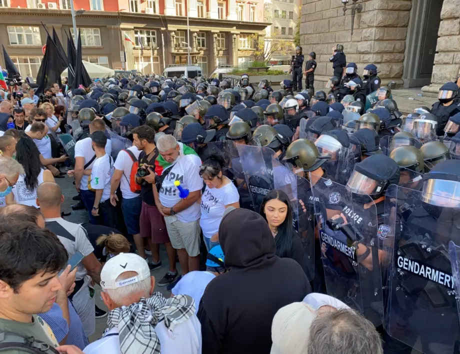 Николай Хаджигенов: Демонстрацията на сила е грешка (ВИДЕО), пак щурм на протестиращи