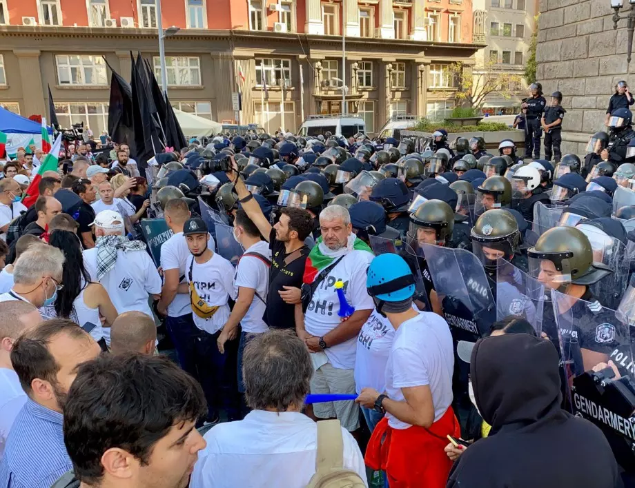 Отбелязват една година от кървавите сблъсъци между полицаи и протестиращи пред МС