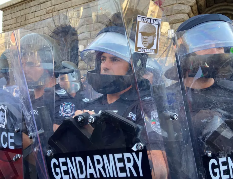 Сериозна ескалация на протеста: Полицията използва лютив спрей срещу демонстрантите (ВИДЕО)