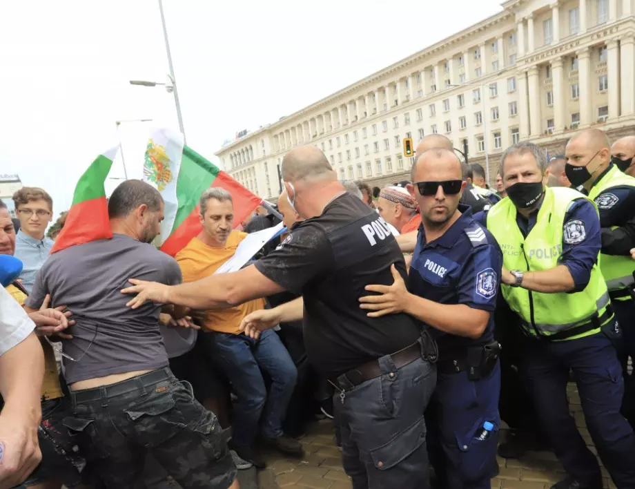 Опит за жива верига и блокада при площад "Независимост", полицията се намеси (ВИДЕО)