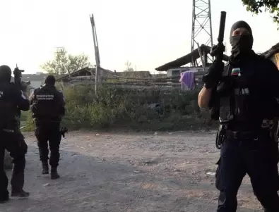 Кадри от акцията срещу два ромски клана в Кюстендил (ВИДЕО И СНИМКИ)