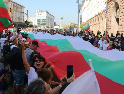 Знаме от Съединието на България в Пловдив на протеста в София (ВИДЕО)