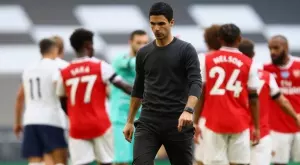 Арсенал продължава да преследва Партей