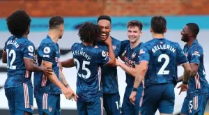 ВИДЕО: Напрежение в Арсенал преди първата победа, двама играчи си налетяха