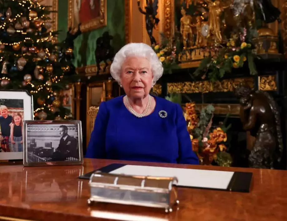 Какво е гравирано на брачната халка на Елизабет II?