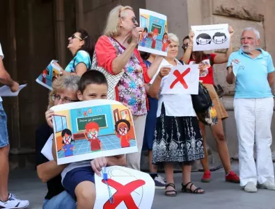 Родители на протест пред МОН: Мерките стресират децата (СНИМКИ)