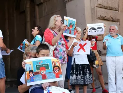 Румънците протестират срещу маските в училище