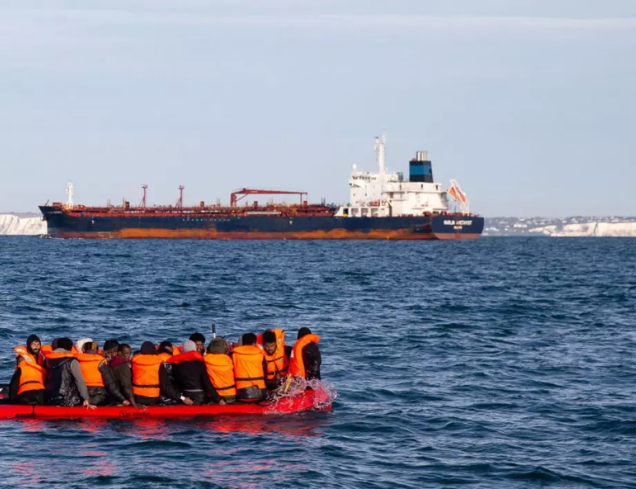 Италия позволи на кораб да свали 800 мигранти в Сицилия
