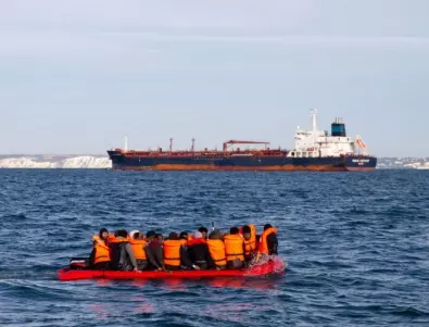 Арестуваха седем души за преобърналия се кораб с мигранти в Гърция