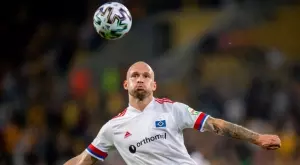 ВИДЕО: Футболист на Хамбургер скочи на трибуните, за да се бие с фен