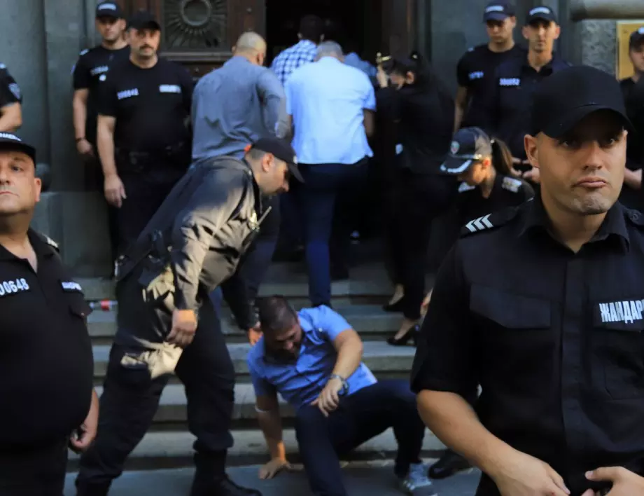 МВР: Категорично не е вярно, че полицаи са извеждали насила протестиращи от НС 