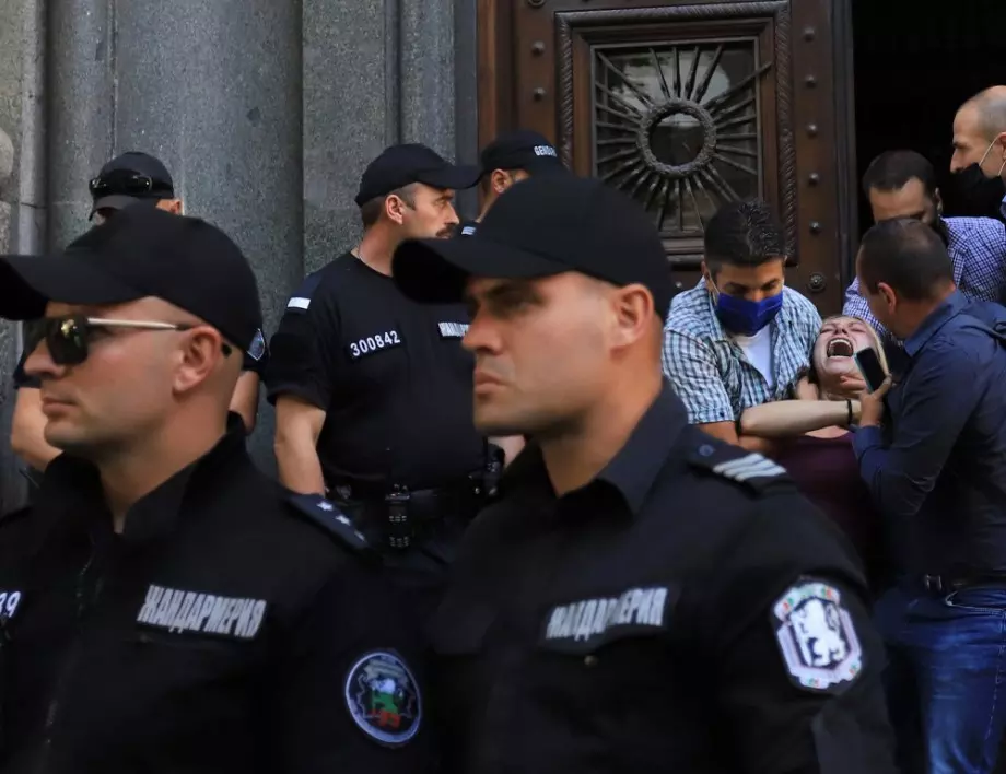 Изведоха със сила протестиращите майки от сградата на Народното събрание (ОБНОВЕНА)