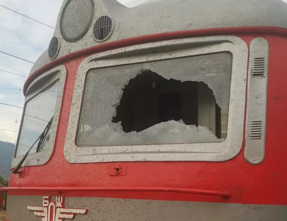 Счупиха предно стъкло на движещ се влак, машинистите са пострадали (СНИМКИ)