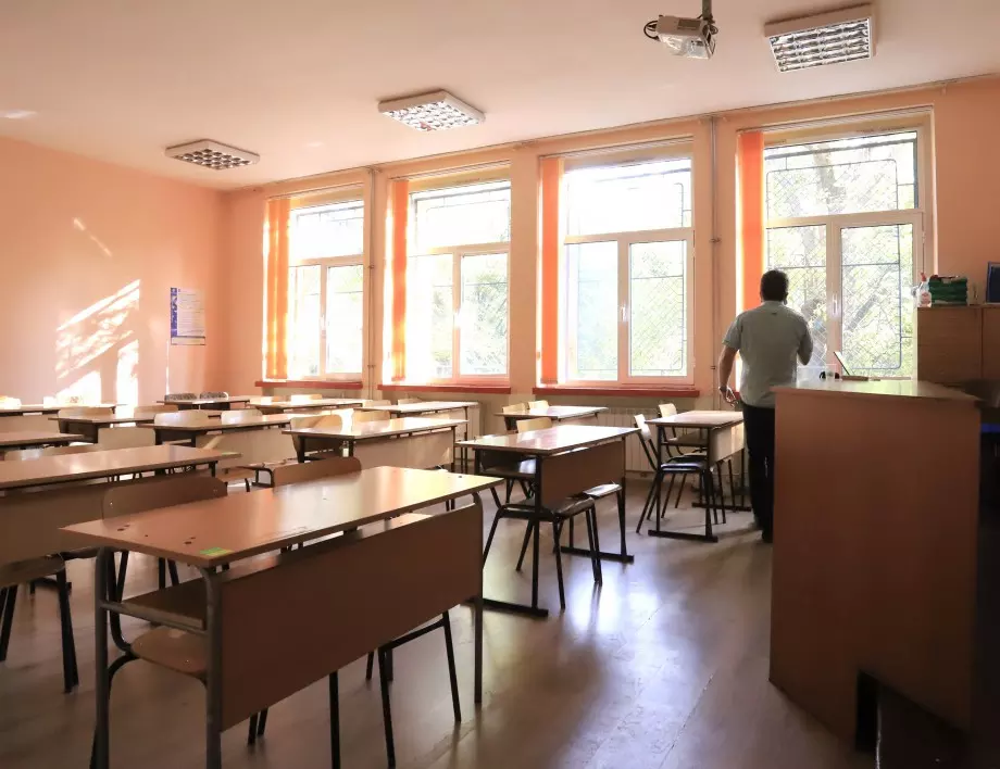 COVID-19: 16 болни учители в средно училище в Габрово, последиците