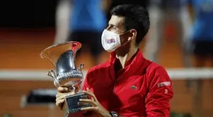 ВИДЕО: Новак Джокович даде тренировки на деца по тенис, докато си разхождаше кучето в Сърбия