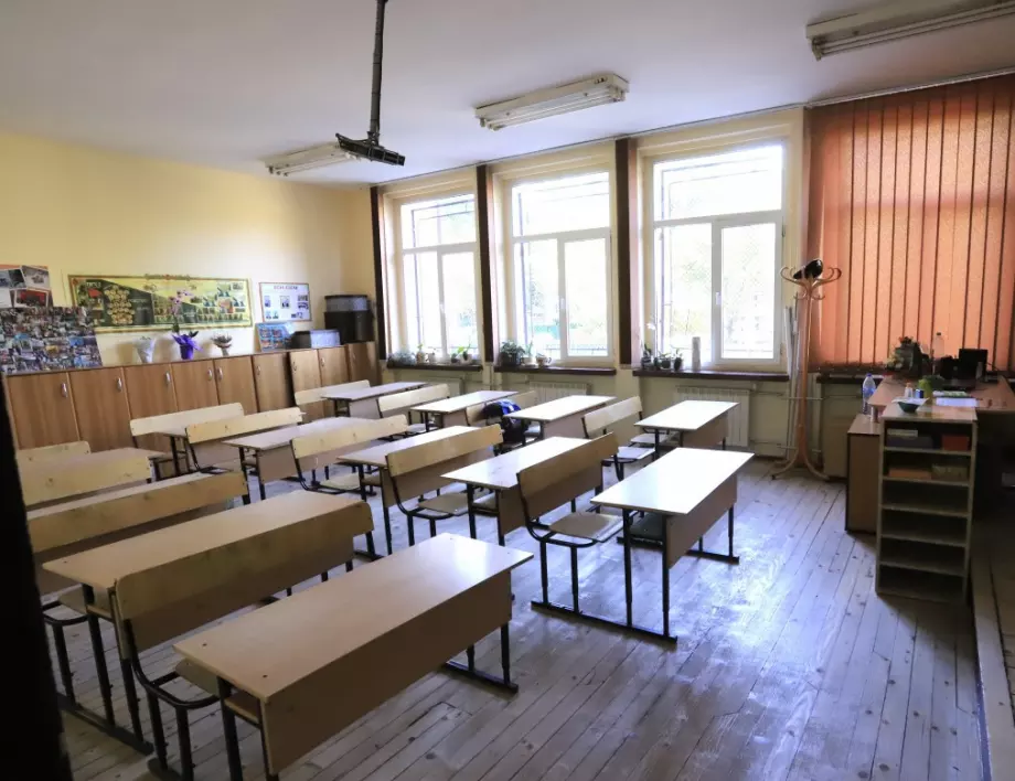 Образователният министър обяви кои ученици се връщат в клас от понеделник