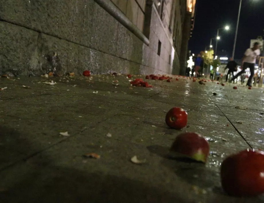 Протестите: Ден 75 - Отново яйца и домати по Народното събрание (ОБНОВЕНА)