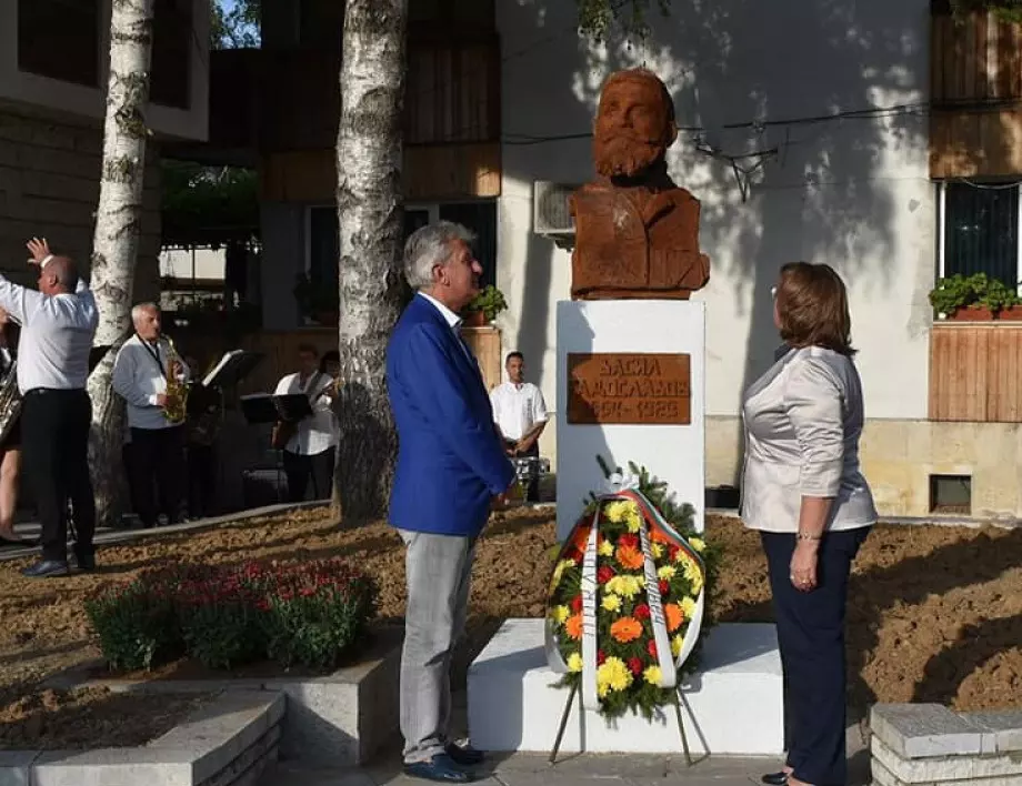 Откриха паметник на най-младия министър-председател на България д-р Васил Радославов в Ловеч