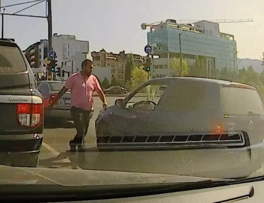 Мъж раздава юмруци на светофар в София, "зрителка" му се радва (ВИДЕО)