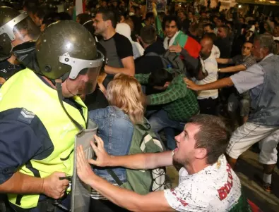 СДВР пусна нови кадри от протеста на 22 сетпември: Полицай е ранен в главата (ВИДЕО)