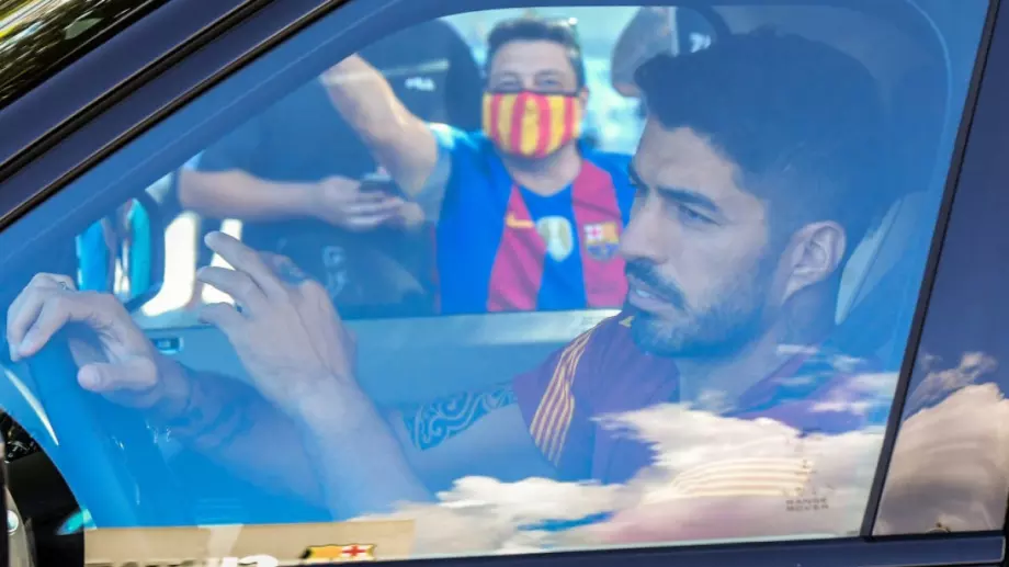ВИДЕО: Луис Суарес напусна базата на Барселона разплакан