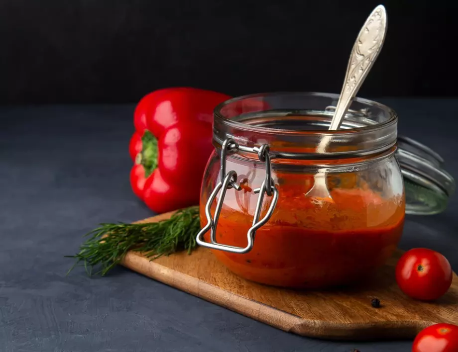 Малката тайна към рецептата за най-вкусната зимнина с домати в буркани