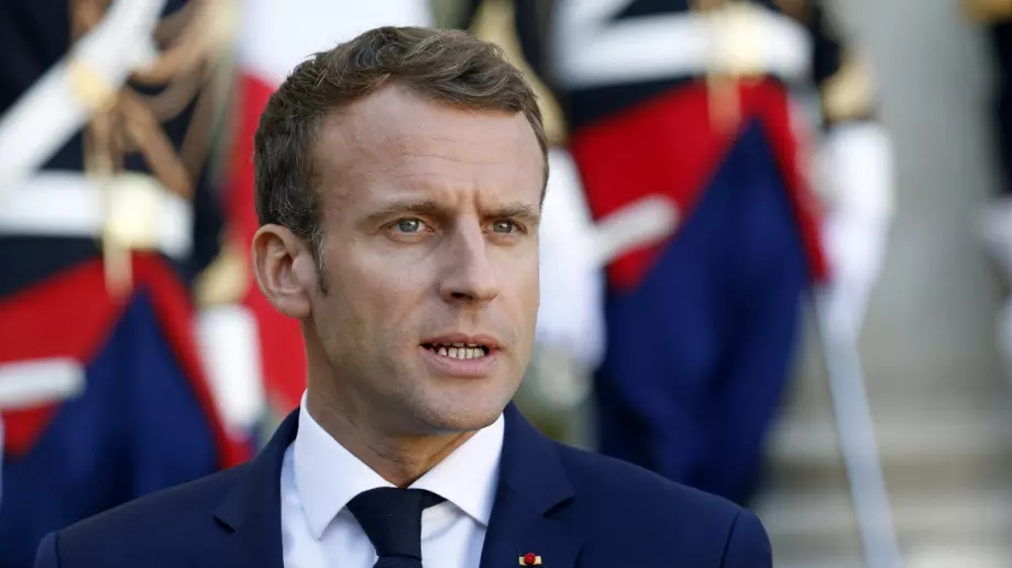 Le Monde: Макрон избра да "живее" с COVID-19