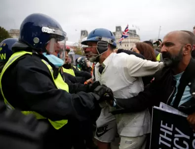 Полицията в Лондон арестува протестиращи срещу ограниченията заради коронавируса