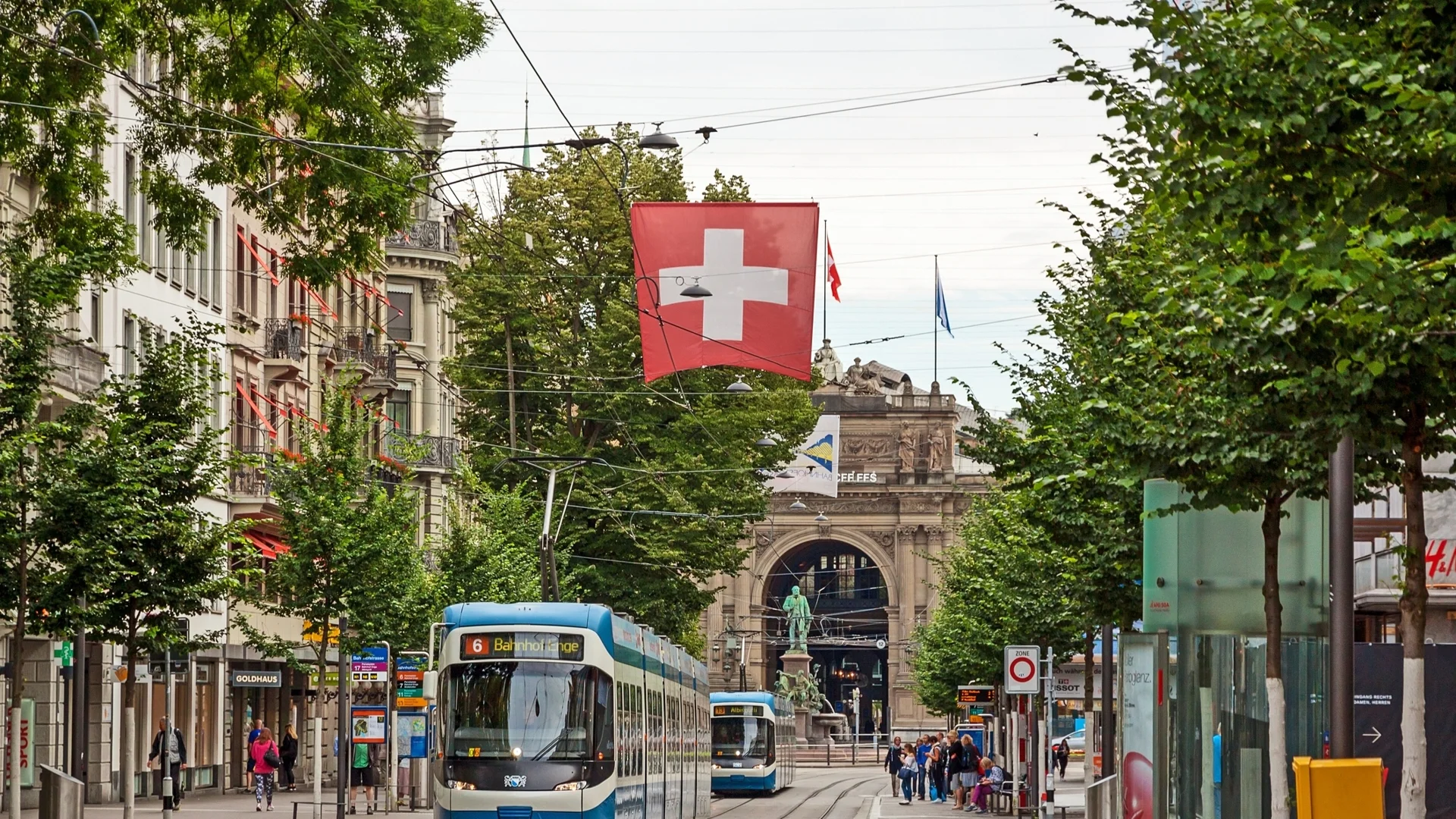 Двама убити след стрелба в швейцарски град (СНИМКА)