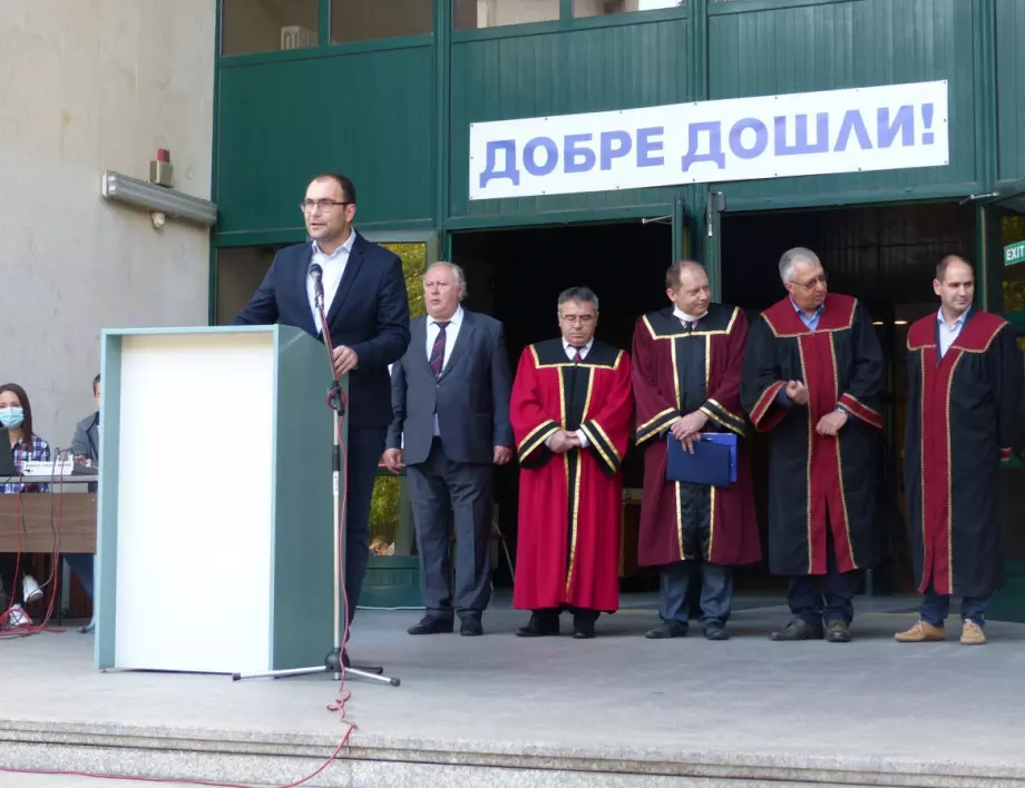 Заместник-кметът Пламен Панов поздрави първокурсниците от Техническия университет (филиал Пловдив) за откриването на новата академична учебна година 