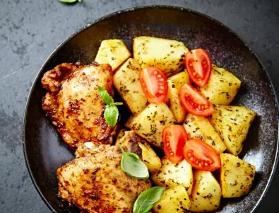 Рецепта на деня: Пилешко с картофи в тиган