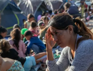 Стотици мигранти на щурм по границата между САЩ и Мексико 