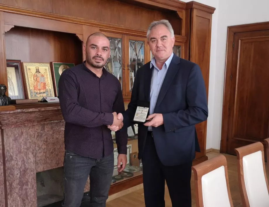 Кметът на Плевен получи почетен плакет за принос в развитието на масовия футбол в България