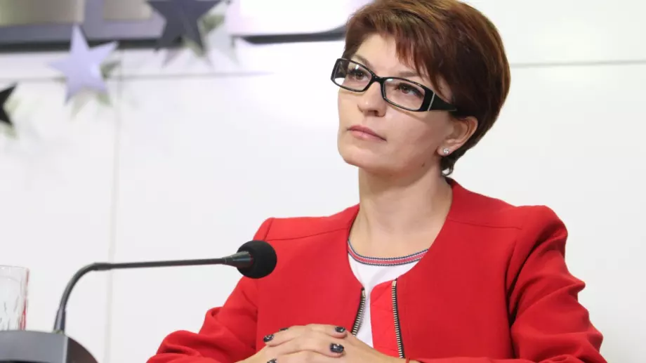 Десислава Атанасова: Другарко Нинова, как забравихте, че с Пеевски бяхте заместник - министри в едно и също правителство?