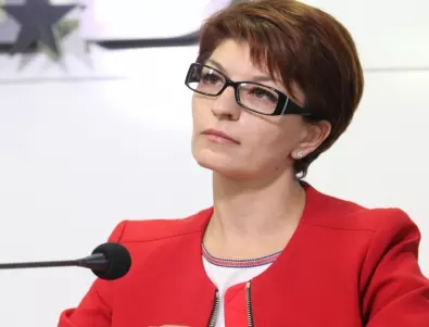 Десислава Атанасова: Дано да няма замеряне с мръсно бельо при оттеглянето на Пламен Николов