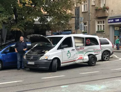 Отново катастрофа на лек автомобил и линейка в София