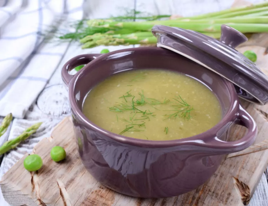 Рецепта на деня: Лека супа с броколи и гъби