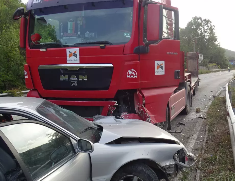 Камион и "Хюндай" се удариха на пътя Симитли – Банско