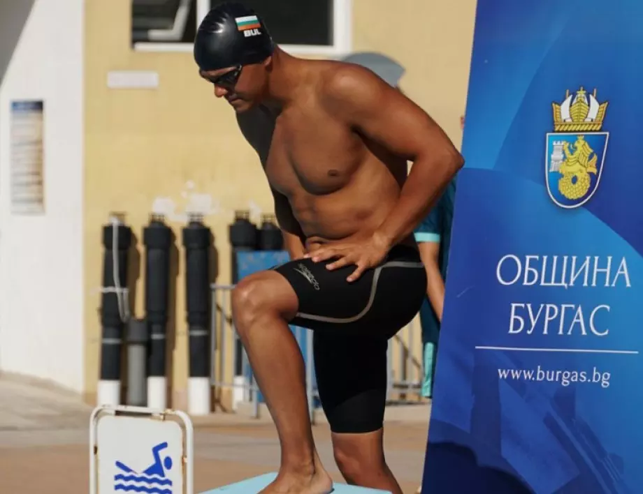 Над 100 деца надъхват Цанко Цанков за световен рекорд на 12-часово плуване 