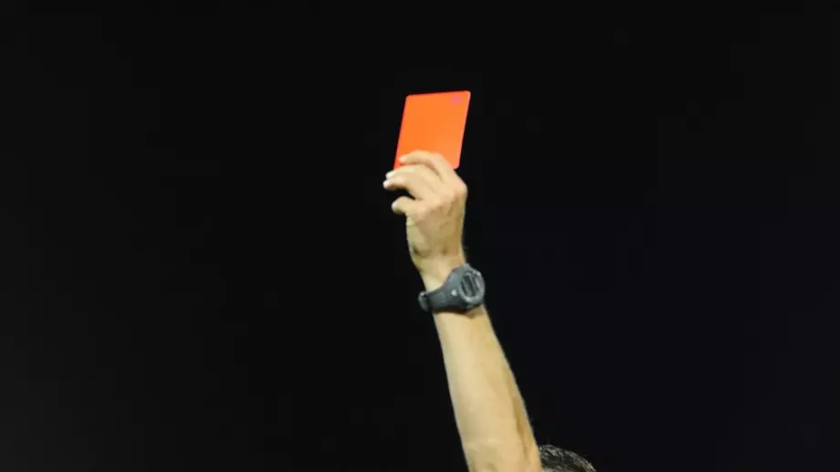 Играч взе картона на съдията и го показа на противник (ВИДЕО)