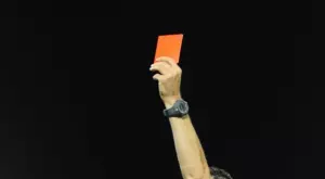 "Аут след... 0 секунди игра": 5-те най-бързи червени картони във футбола (ВИДЕО)